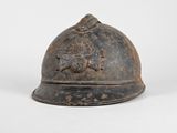 un vieux casque de pompier orné d'un crâne et d'os croisés