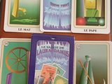 quatre cartes de tarot différentes sur lesquelles figurent des images d'objets variés