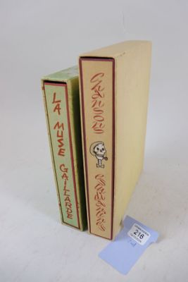 deux livres posés l'un à côté de l'autre sur une table