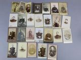 Plusieurs vieilles photos d'hommes et de femmes sont exposées sur une table