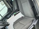 l'intérieur d'une voiture avec la porte ouverte et le siège du conducteur abaissé