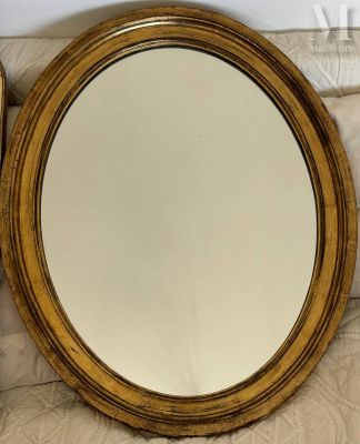 un miroir posé sur un lit, à côté d'un oreiller