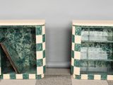 paire de tables d'appoint en marbre vert et blanc avec des portes vitrées