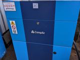une image représentant une machine bleue et blanche placée dans une pièce