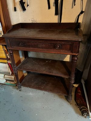 Desserte en bois naturel mouluré, ouvrant par un tiroir en c…