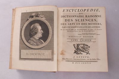 un livre ouvert sur lequel figure l'image d'un homme portant une couronne