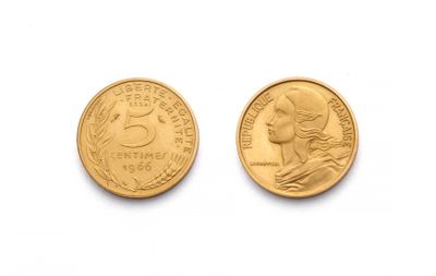 Deux pièces d'or sont représentées sur une surface blanche, sur fond blanc.