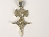 une croix argentée ornée d'une étoile, sur un fond blanc