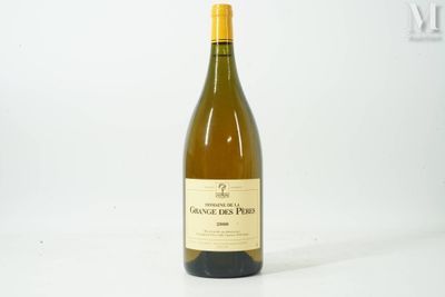 une bouteille de vin posée sur une table