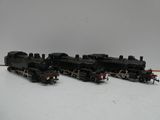 trois petits trains posés sur une surface blanche