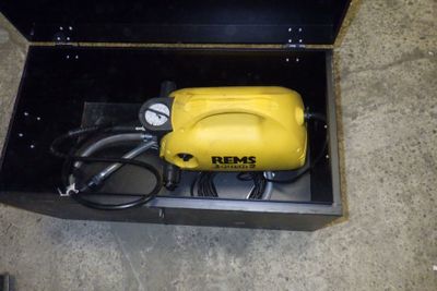 un compresseur d'air jaune logé dans un boîtier noir