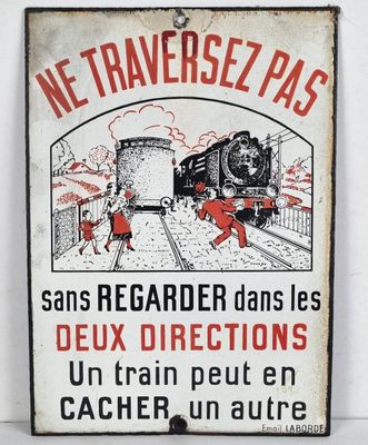 un vieux panneau métallique représentant un train sur les rails et des gens sur le quai