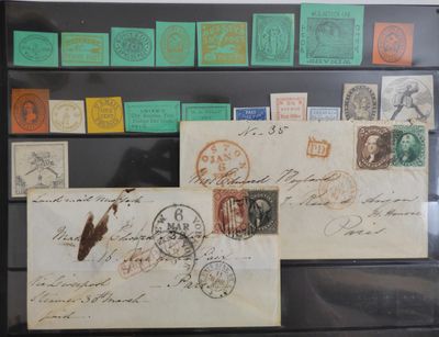 une photo d'une collection de timbres exposée dans une vitrine