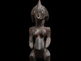 une image représentant une statue d'une femme assise sur un socle