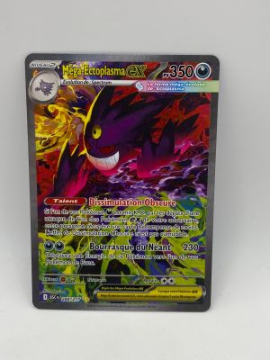 gros plan d'une carte pokemon sur une surface blanche