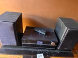 deux enceintes et une télécommande posées sur une table