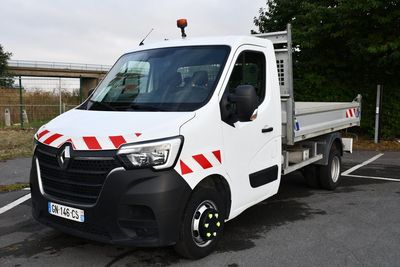 un camion blanc garé dans un parking