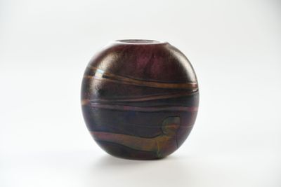 un vase posé sur une surface blanche