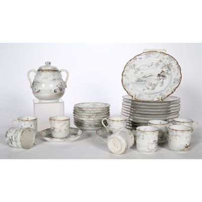 de nombreuses assiettes, tasses et soucoupes posées sur une table