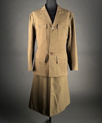 une image représentant un tailleur et une jupe sur un mannequin