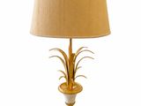 l'image d'une lampe posée sur une table