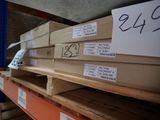 beaucoup de cartons sur les étagères de l'entrepôt