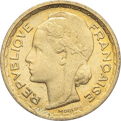 gros plan d'une pièce de monnaie sur laquelle figure un visage de femme