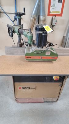l'image d'une machine posée sur une table