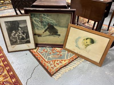 trois photos encadrées représentant un homme et une femme assis sur un tapis