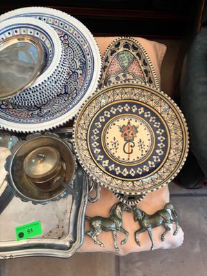 un grand nombre d'objets posés sur une table