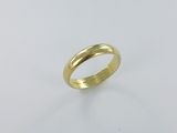 une bague en or jaune à l'anneau fin