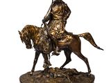 statue représentant un homme à cheval, avec une lance sur le dos