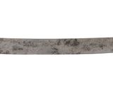 une image d'une épée avec un manche en or sur un fond blanc