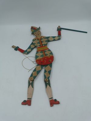 une figurine en bois représentant une femme tenant un bâton
