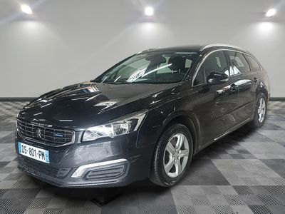 la voiture noire est garée sur un sol en damier dans le garage