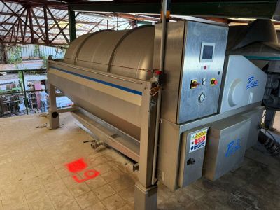 une machine qui se trouve à l'intérieur d'un bâtiment