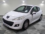 la photo d'une petite voiture blanche garée dans un garage