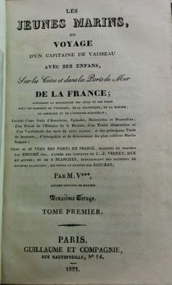 un livre ouvert sur lequel figure la photo d'un homme