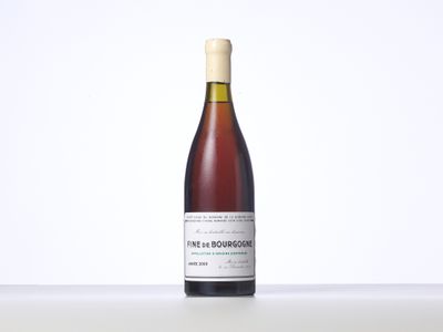 une bouteille de vin posée sur une table