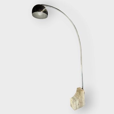 un gros plan d'une lampe posée sur une surface blanche, avec un abat-jour noir