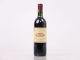 une bouteille de vin rouge posée sur une table blanche