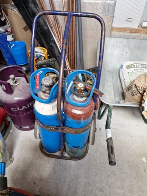 Il y a de nombreux types de bouteilles de gaz propane dans ce garage