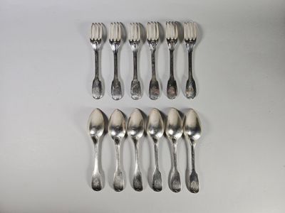 six cuillères et six cuillères sur une table