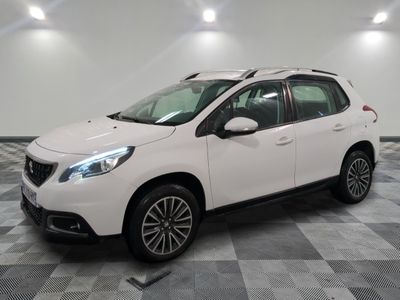 une photo d'une voiture blanche garée dans un garage