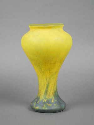 Dans le goût de MULLER Frères Vase balustre en verre marmoré…