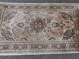 un gros plan d'un tapis posé sur une moquette, avec un chat dessus