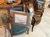 une chaise ornée d'une image, placée devant une table sur laquelle se trouvent des images