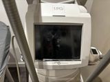 un chien assis sur une machine dans une pièce