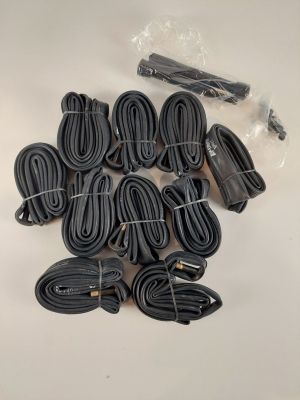 beaucoup de câbles et de fils noirs sur la table