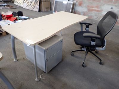 un bureau avec une chaise et un ordinateur dessus